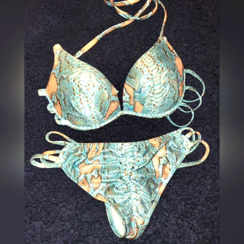 FResh Peaches Bikini snake print size XS, underwire Bra.